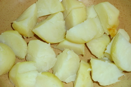 Салат из молодого картофеля с сельдью и зеленью: шаг 2