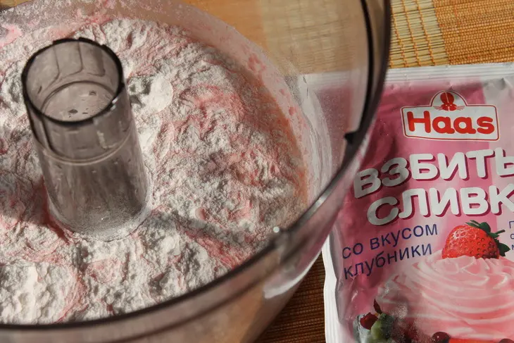 Воздушное пирожное с вишневой начинкой под невесомой клубничной шапочкой: шаг 5