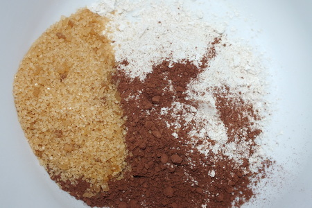 Низкокалорийный шоколадный кекс за 1 минуту: шаг 2