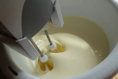 Торт бисквитный с манго, орехами и глазурью на годовасие: шаг 2