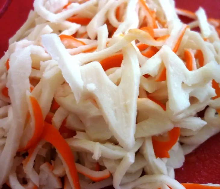 Суши  со слабосоленой форелью,крабовыми палочками под карри соусом: шаг 2