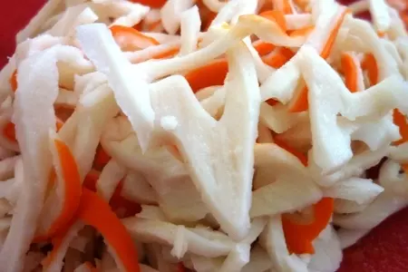 Суши  со слабосоленой форелью,крабовыми палочками под карри соусом: шаг 2