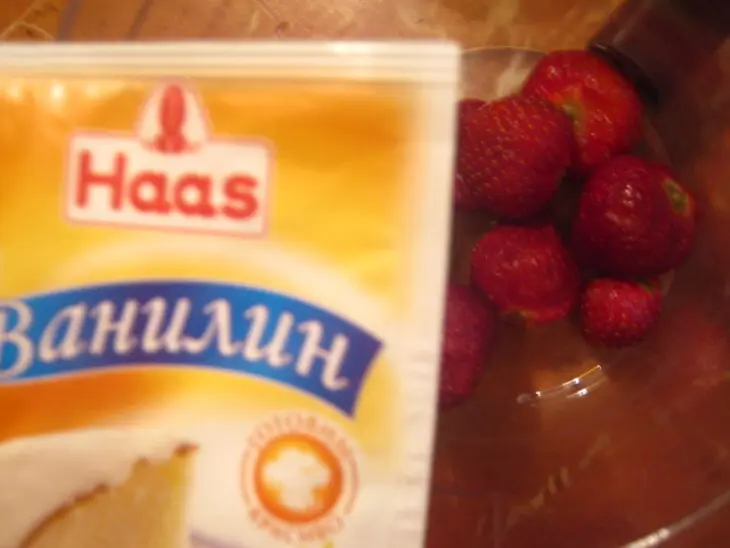 Йогурт с клубникой в мультиварке: шаг 2
