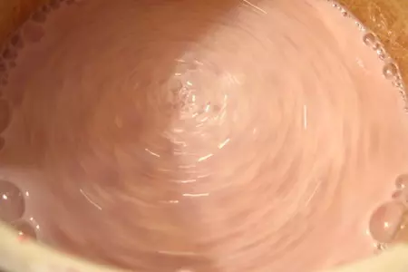 Йогурт с клубникой в мультиварке: шаг 4