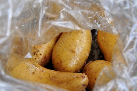 Молодой картофель запеченный с копчеными ребрышками: шаг 4