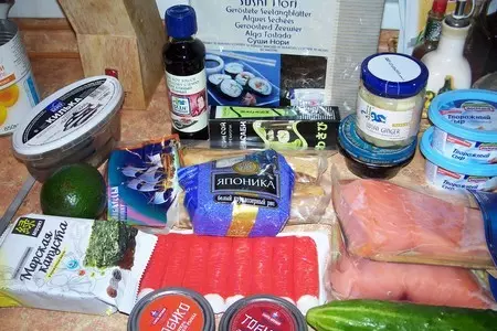 Роллы с форелью, огурцом и зеленым луком: шаг 1
