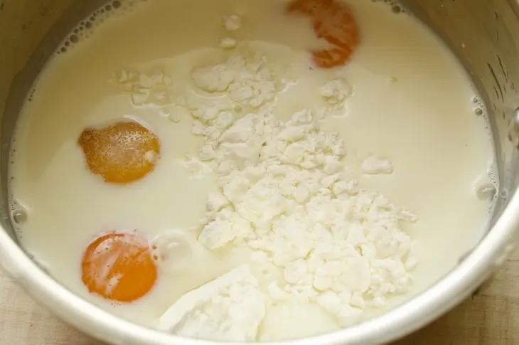 Ванильный десерт с карамелизированным ревенем и клубникой.: шаг 1