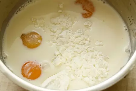 Ванильный десерт с карамелизированным ревенем и клубникой.: шаг 1