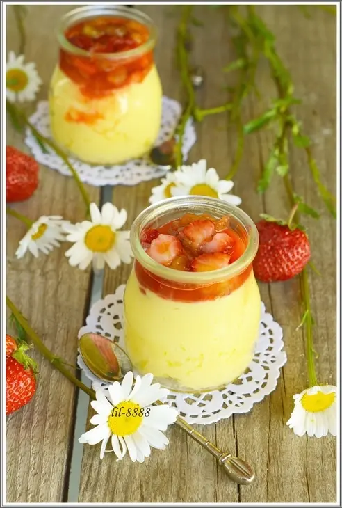 Ванильный десерт с карамелизированным ревенем и клубникой.: шаг 4