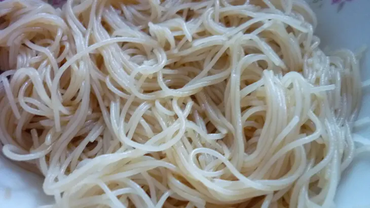 Салат с рисовой лапшой,морепродуктами и маринованными овощами: шаг 3