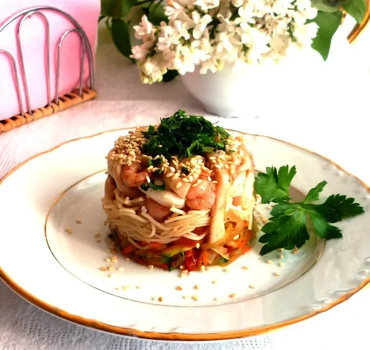Салат с рисовой лапшой,морепродуктами и маринованными овощами: шаг 5