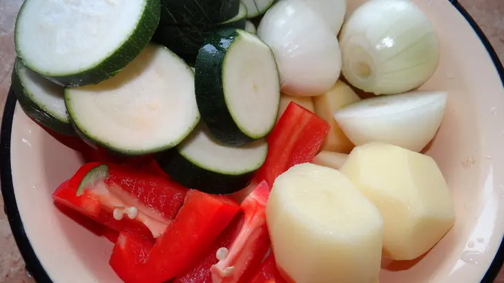 Рулет из куриной грудки с сыром и луком и овощи на шпажках - все на пикник!: шаг 6