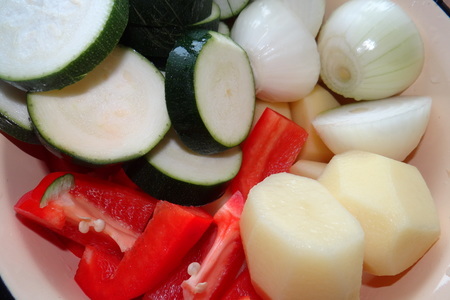 Рулет из куриной грудки с сыром и луком и овощи на шпажках - все на пикник!: шаг 6