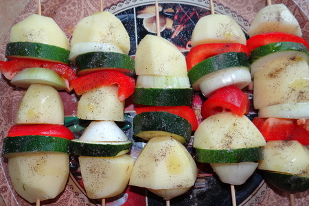Рулет из куриной грудки с сыром и луком и овощи на шпажках - все на пикник!: шаг 7