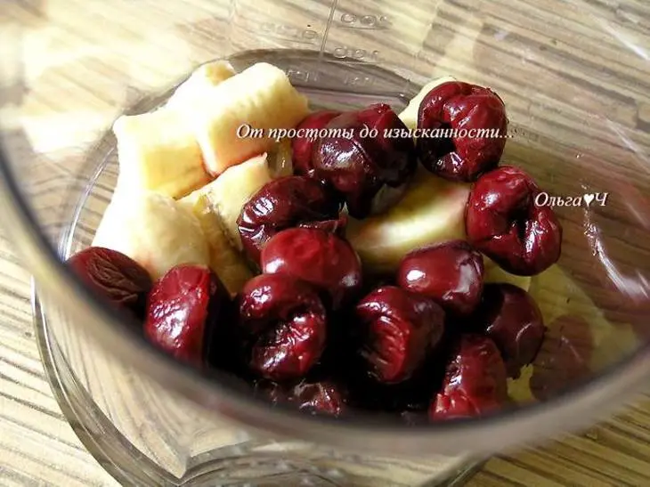 Кокосовый коктейль с бананом и вишней: шаг 1