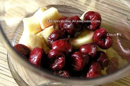 Кокосовый коктейль с бананом и вишней: шаг 1