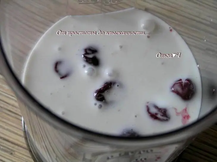 Кокосовый коктейль с бананом и вишней: шаг 2