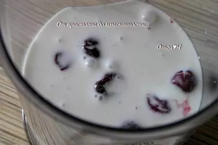 Кокосовый коктейль с бананом и вишней: шаг 2