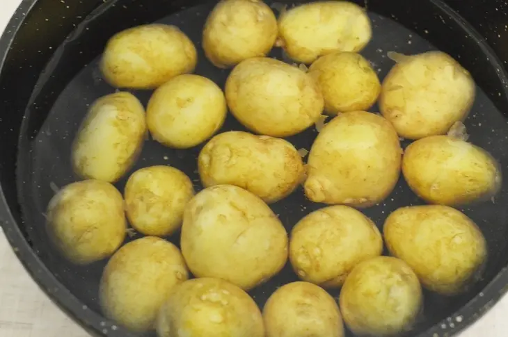 Молодой картофель с салом, чесноком и укропом.: шаг 1