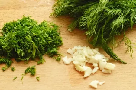 Молодой картофель с салом, чесноком и укропом.: шаг 3