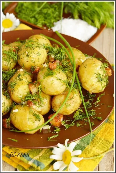 Молодой картофель с салом, чесноком и укропом.: шаг 4