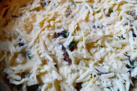 Киш с грибами сыром и беконом.: шаг 4