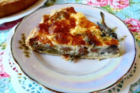 Киш с грибами сыром и беконом.: шаг 6
