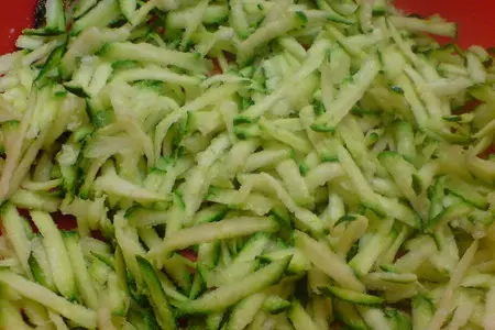 Сырные пирожки с цуккини,зелёным лучком и...сыром!: шаг 2