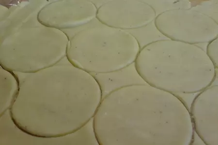 Сырные пирожки с цуккини,зелёным лучком и...сыром!: шаг 5