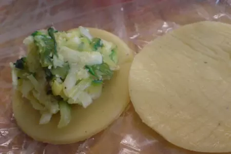 Сырные пирожки с цуккини,зелёным лучком и...сыром!: шаг 6
