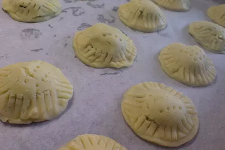Сырные пирожки с цуккини,зелёным лучком и...сыром!: шаг 7