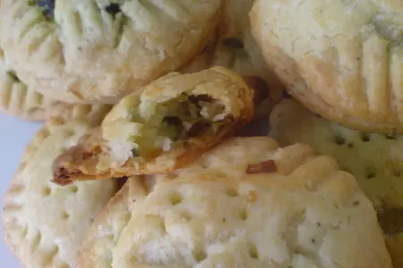 Сырные пирожки с цуккини,зелёным лучком и...сыром!: шаг 9