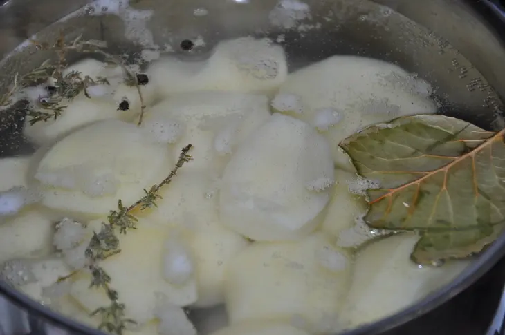 Картофельный рулет с шампиньонами, сыром и луком: шаг 1