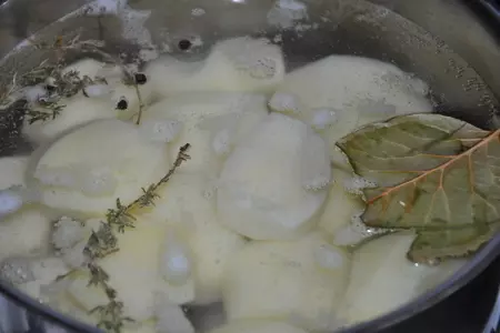 Картофельный рулет с шампиньонами, сыром и луком: шаг 1