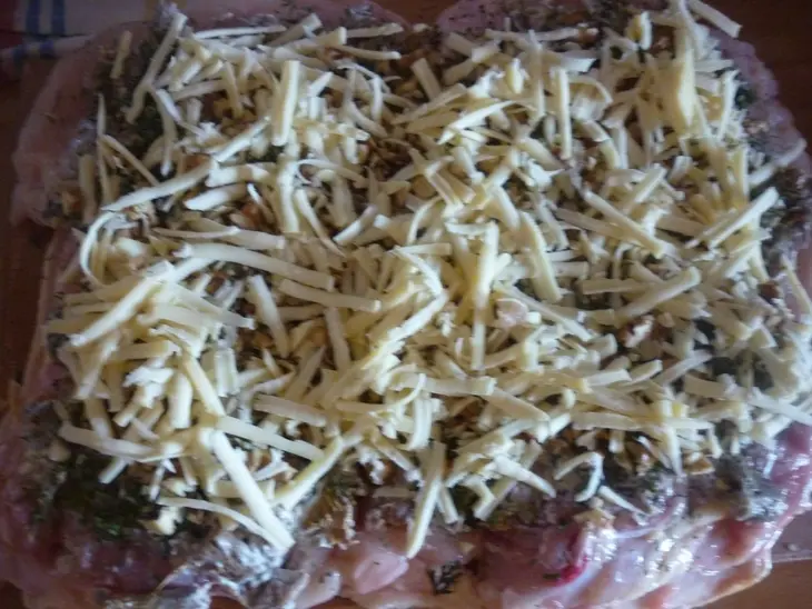 Рулет из курицы с грибами, орехами и сыром для папы насти(к/ф кухня): шаг 8