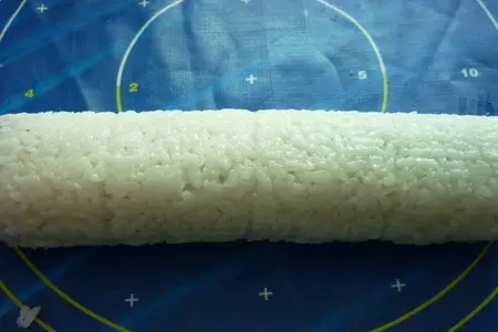 Суши с шиитаке,огурцом и икрой мойвы: шаг 5