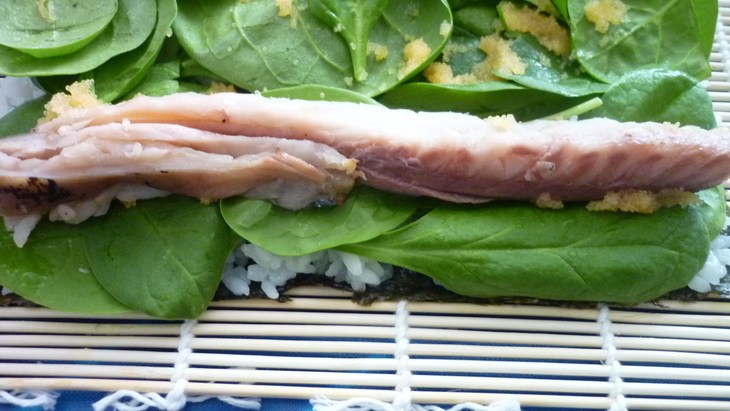 Суши с копченой скумбрией, шпинатом и икрой мойвы: шаг 3