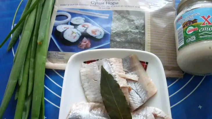 Суши с сельдью, зеленым луком, яблоком и хреном: шаг 1