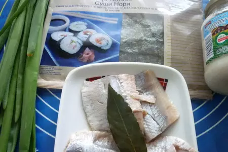 Суши с сельдью, зеленым луком, яблоком и хреном: шаг 1