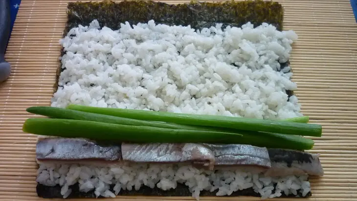 Суши с сельдью, зеленым луком, яблоком и хреном: шаг 2