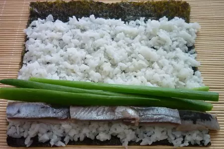 Суши с сельдью, зеленым луком, яблоком и хреном: шаг 2