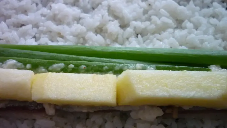 Суши с сельдью, зеленым луком, яблоком и хреном: шаг 3