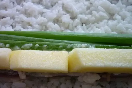 Суши с сельдью, зеленым луком, яблоком и хреном: шаг 3