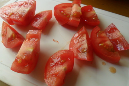 Салат с редисом, помидорами и фетой: шаг 2