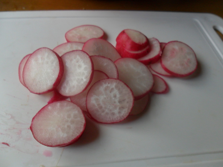 Салат с редисом, помидорами и фетой: шаг 3