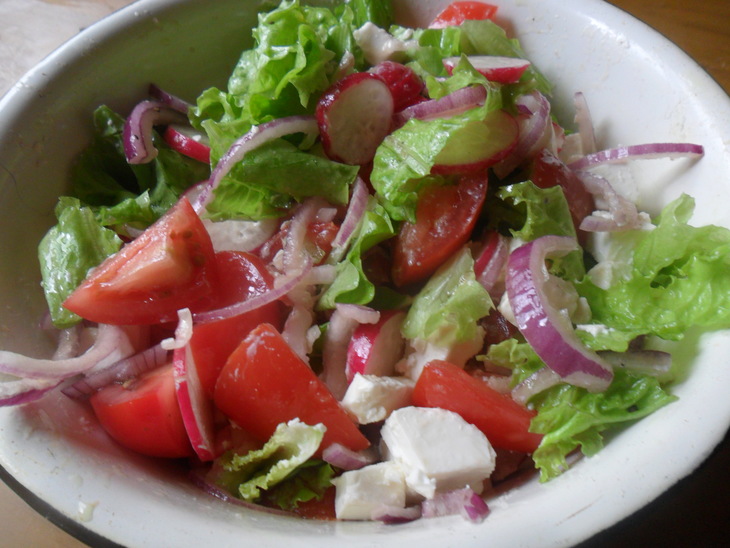 Салат с редисом, помидорами и фетой: шаг 5