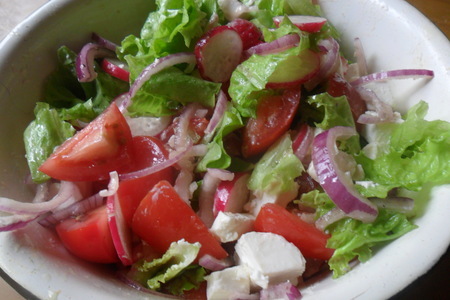 Салат с редисом, помидорами и фетой: шаг 5