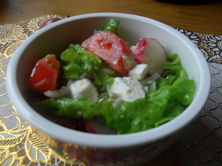 Салат с редисом, помидорами и фетой: шаг 6
