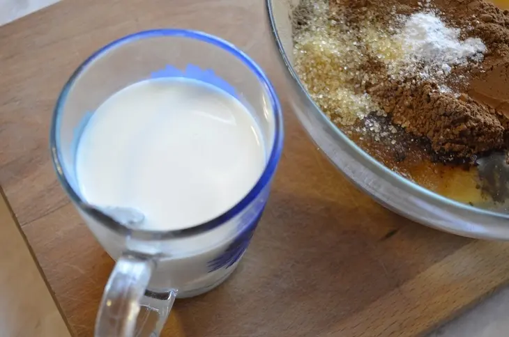 Сладкие шоколадные мини блинчики с клубникой: шаг 1