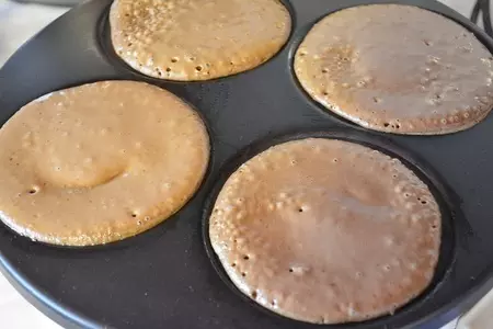Сладкие шоколадные мини блинчики с клубникой: шаг 5